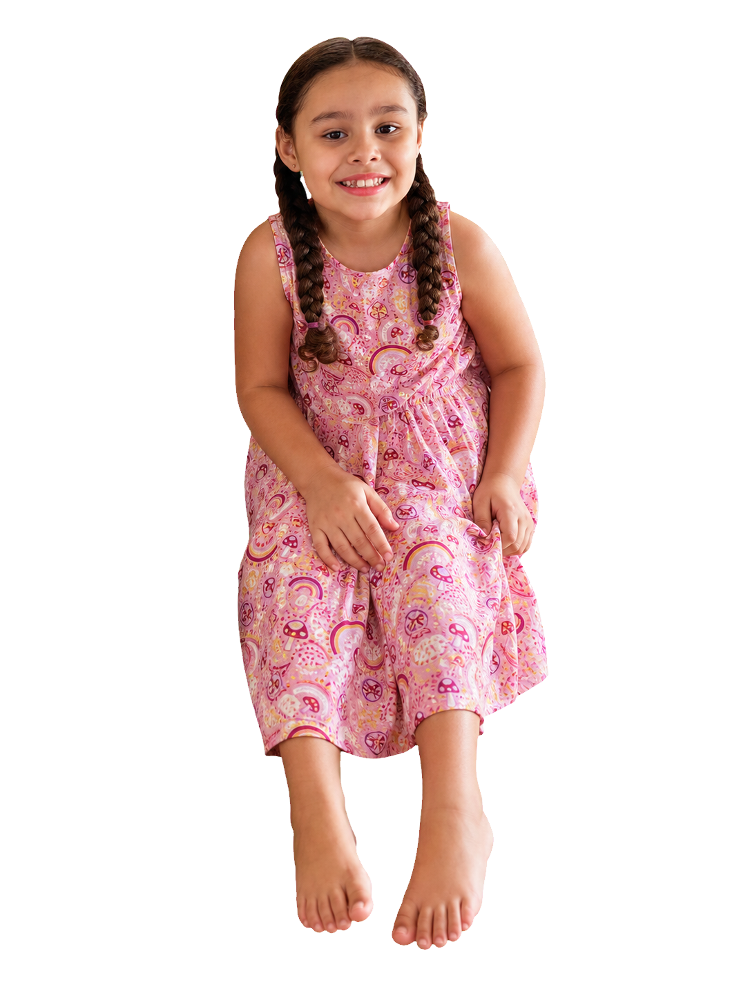 Neta com vestido rosa estampado