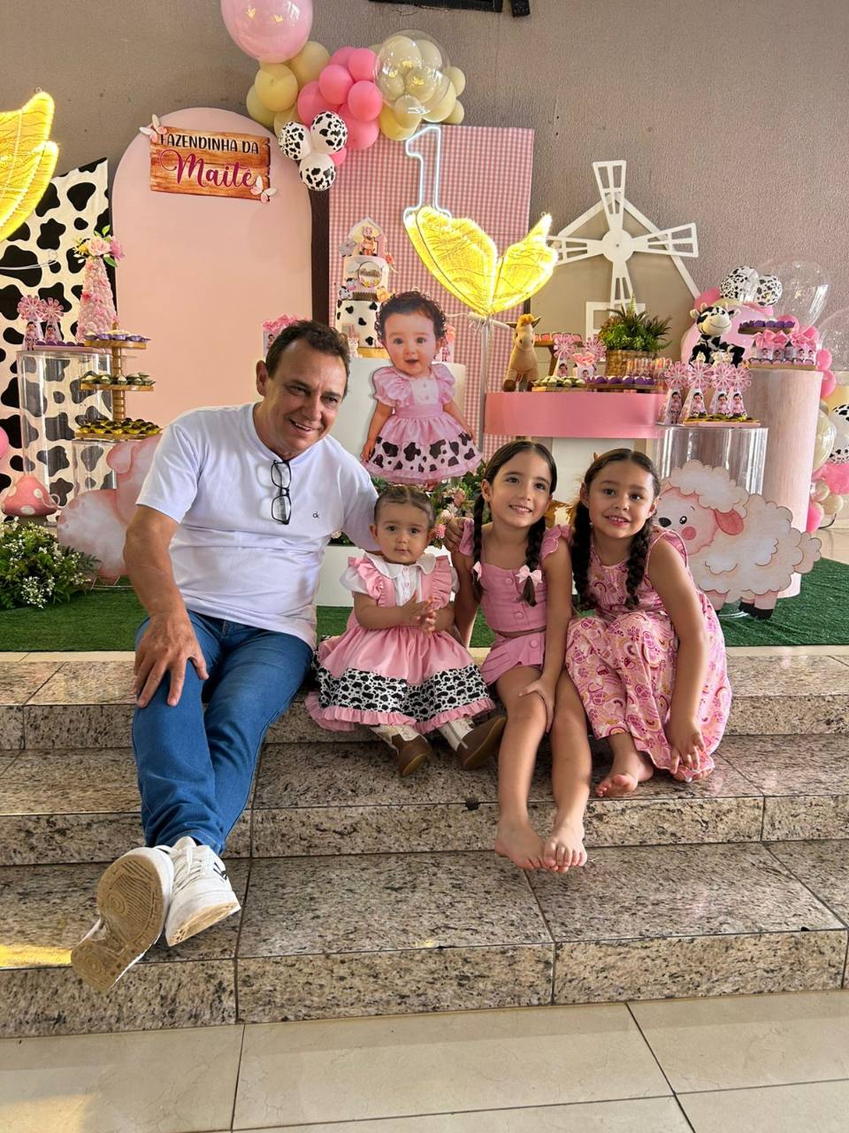Vovô com as crianças na festa de fazendinha